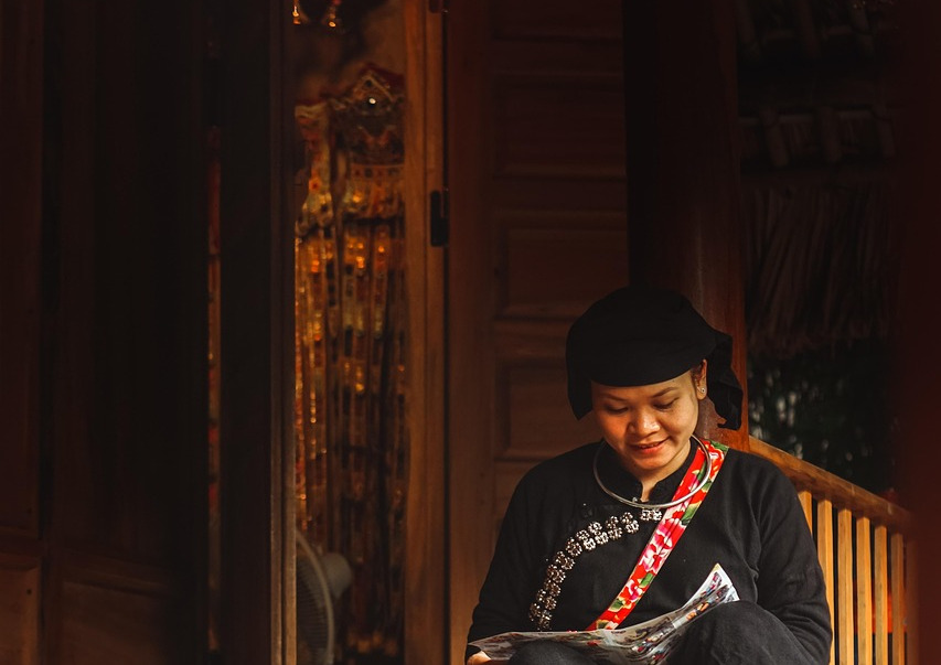 woman reading tablet magazine